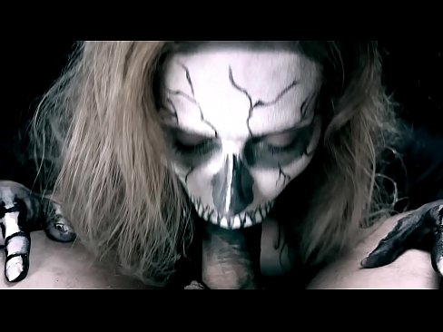 ❤️ Zazavavy demonia minono akoho amin'ny vavany mainty sy mitelina kibo. ️❌ Sluts aminay